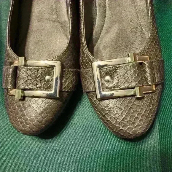 Preowned Aerosoles with a big buckle on top. Womens size 9.5. - Picture 2 of 15